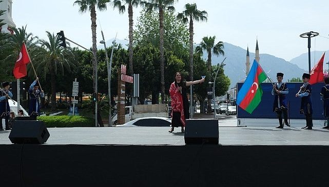 23 Nisan Ulusal Egemenlik ve Çocuk Bayramı kutlamaları kapsamında Azerbaycan Dans Toplulukları Kemer’de şov yaptı