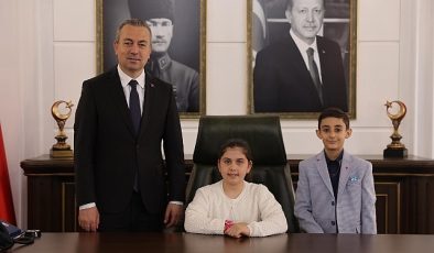 23 Nisan Ulusal Egemenlik ve Çocuk Bayramı Münasebetiyle Sivas Belediye Lideri Dr. Adem Uzun, makamını Reşat Şemsettin Başkanvekili vazifesini üstlendi