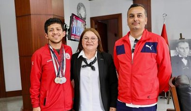 Antalya’da düzenlenen Özel Atletler Türkiye Yüzme Şampiyonası’nda büyük muvaffakiyet elde eden Fazilet Günay Atacan Didim Belediye Başkanı Hatice Gençay’ı ziyaret etti