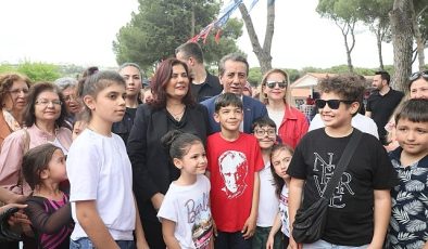 Aydın Büyükşehir Belediye Başkanı Özlem Çerçioğlu, Efeler Belediye Lideri Anıl Yetişkin ile birlikte Dokumacılık Park’ta çocuklarla bir ortaya geldi