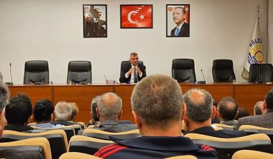 Gölcük Belediye Başkanı Ali Yıldırım Sezer, 31 Mart’ta düzenlenen mahallî seçimlerin akabinde mazbatalarını alan muhtarlara muvaffakiyetler diledi