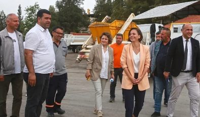Karabağlar Belediye Başkanı Helil Kınay, güne Fen İşleri Şantiyesi’nde işçilerle bir ortaya gelerek başladı