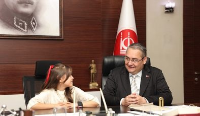 Keçiören Belediye Lideri Dr. Mesut Özarslan koltuğunu 10 yaşındaki şehit kızı Melis Kara’ya devretti