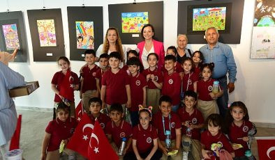 Lider Kınay çocuklara fotoğraf yarışı mükafatlarını verdi: Yazmaktan ve çizmekten asla vazgeçmeyin