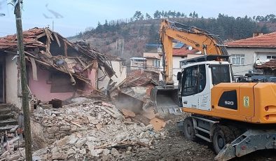 Osmangazi’de metruk bina yıkımları sürat kazandı