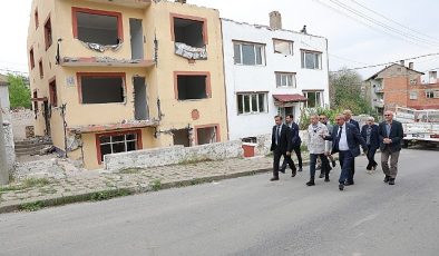 Sivas Belediye Lideri Dr. Adem Uzun, kentsel dönüşüm çalışması devam eden Esentepe ve Yunus Emre Mahallesi’ni ziyaret etti