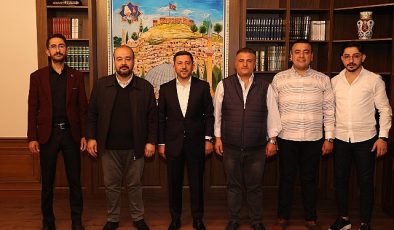 Yeniden Refah Partisi Nevşehir Vilayet Lideri Abdulgani Altınışık, Nevşehir Belediye Başkanı Rasim Arı’ya ‘hayırlı olsun’ ziyaretinde bulundu