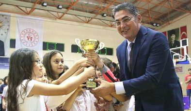 10. Klasik Çocuk Oyunları, Burhaniye Atatürk Kapalı Spor Salonu’nda düzenlenen ödül merasimi ile tamamlandı