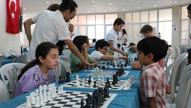 Aydın Büyükşehir Belediyesi kültür merkezlerinin düzenlediği Klasik Satranç Turnuvası bu yıl da heyecan dolu anlara sahne oldu