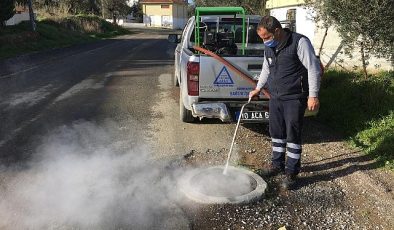 Burhaniye Belediyesi Sağlık İşleri Müdürlüğü İlaçlama Ünitesi Takımları, havaların ısınmasıyla sivrisinek ve karasinek larva çabasını hızlandırdı