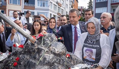 CHP Genel Başkanı Özgür Özel ve İzmir Büyükşehir Belediye Lideri Dr. Cemil Tugay Soma’da maden şehitlerinin aileleriyle buluştu