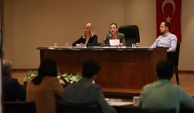 Efes Selçuk Belediye Başkanı Filiz Ceritoğlu Sengel Mayıs Ayı Meclis Toplantısı’nın birinci oturumunda belediye işçilerine ait değerli açıklamalar yaptı