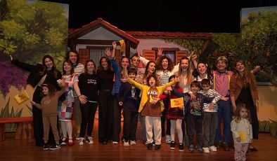 ETi Çocuk Tiyatrosu, yeni oyunu “Bir Bilmecem Var Çocuklar”ın birinci gösterimini ünlü isimlerle gerçekleştirdi