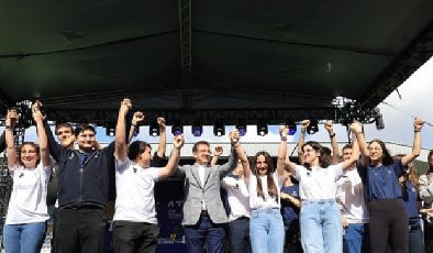İstanbul Büyükşehir Belediye Başkanı Ekrem İmamoğlu, İBB Ders Atölyeleri ve Teknoloji Atölyeleri Mezuniyet Şöleni’ne katıldı