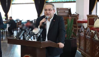 Keçiören Belediye Lideri Dr. Mesut Özarslan, “Afet Sonrası Muhtarlarla İstişare Toplantısı”nda 51 mahalle muhtarıyla bir ortaya geldi