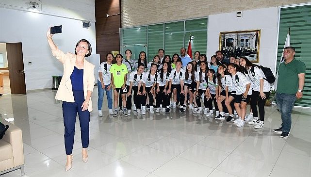 Lider Kınay Orbit Karabağlarspor Kız Futbol Grubu’yla buluştu: Şampiyonluk bekliyoruz