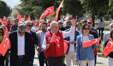 Lider Mehmet Ertaş 1 Mayıs’ta çalışanlarla bir arada yürüdü