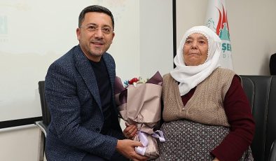 Nevşehir Belediye si tarafından Anneler Günü münasebetiyle düzenlenen programda Elmas Arı, Nevşehir Belediye Başkanı olan oğlu Rasim Arı’yı anlattı