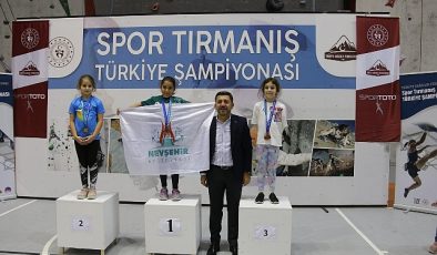 Nevşehir Belediyesi Gençlik ve Spor Kulübü sportmeni Belkıs Durmuş, Spor Tırmanış Küçükler Türkiye Şampiyonası’nda tüm rakiplerini geride bırakarak Türkiye Şampiyonu oldu.